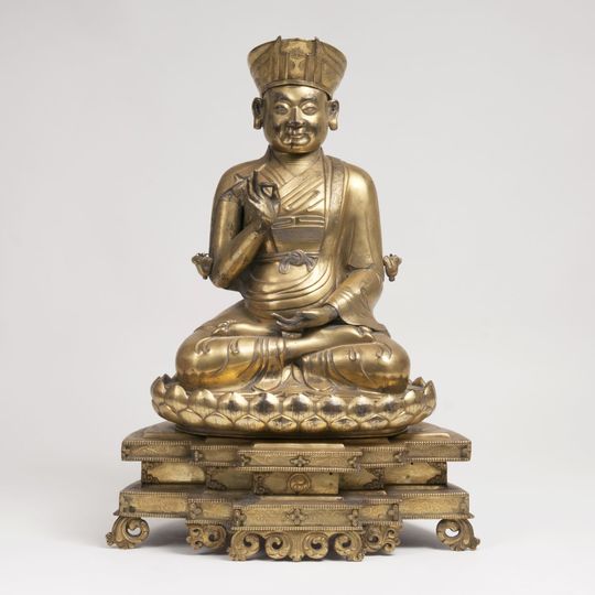 Feuervergoldete Repoussé Podest-Figur 'Sitzender Lama', Tibet 17. Jh.