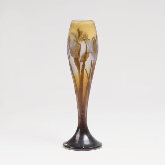 Elegante Gallé Stengelglas-Vase mit Schwertlilien