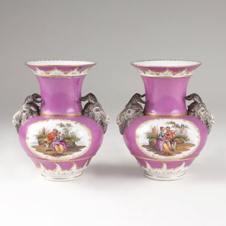 Paar Vasen mit Watteau-Szenen vor Purpurfond