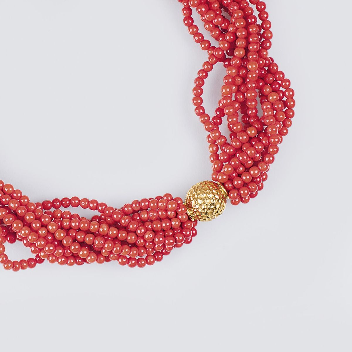 Juwelier Wilm - A Coral Necklace with Golden Clasp A Coral Necklace with Golden Clasp