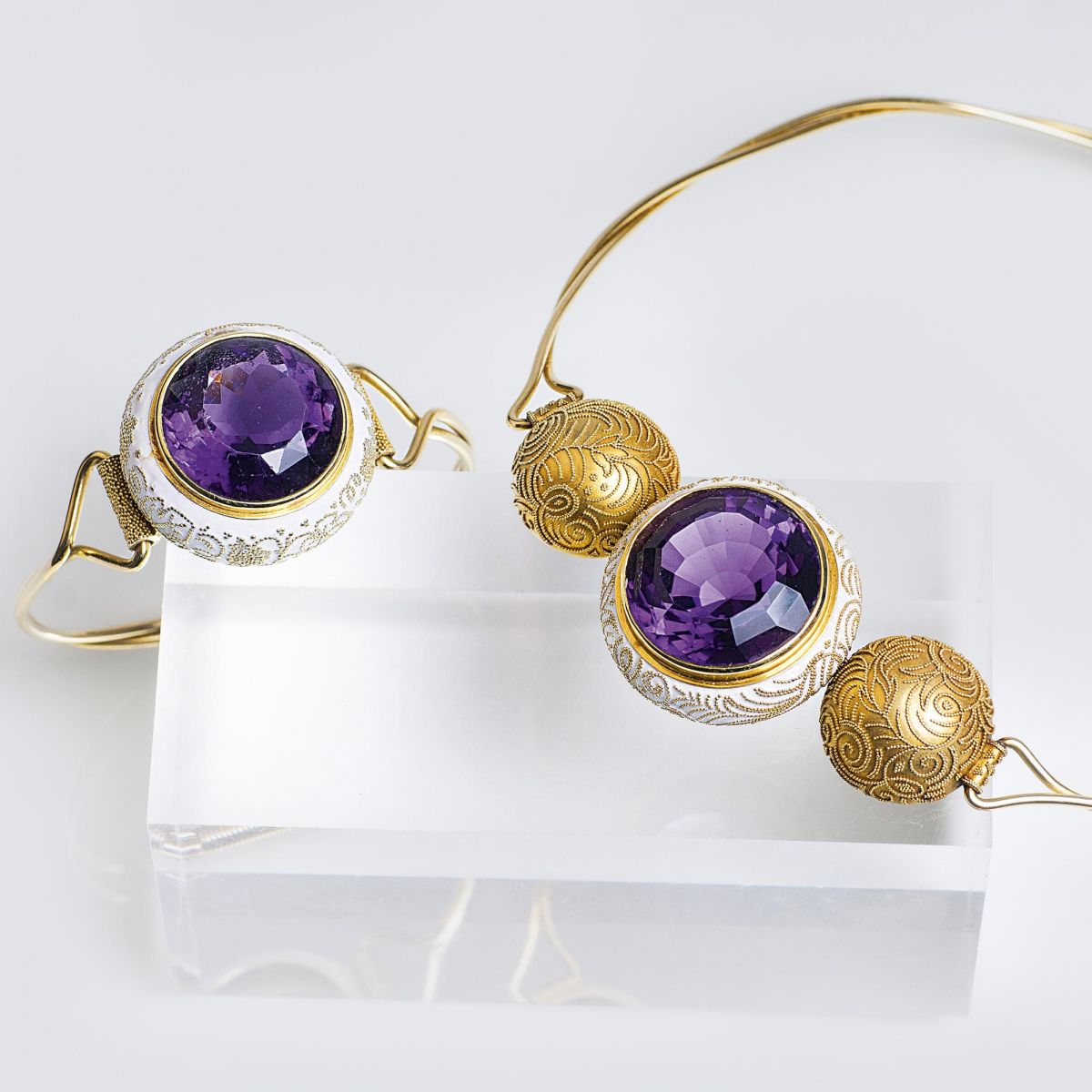 A Vintage Amethyst Gold Necklace and Bangle Bracelet with Filigree Ornaments A Vintage Amethyst Gold Necklace and Bangle Bracelet with Filigree Ornaments