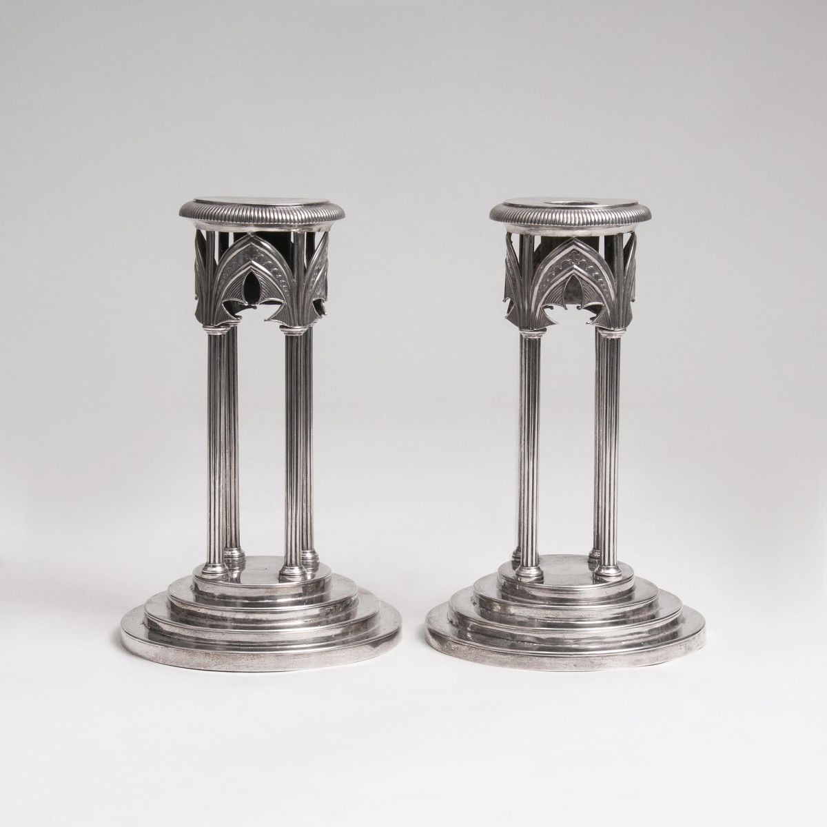Paar seltener, spanischer Tischleuchter mit neogotischem Dekor
