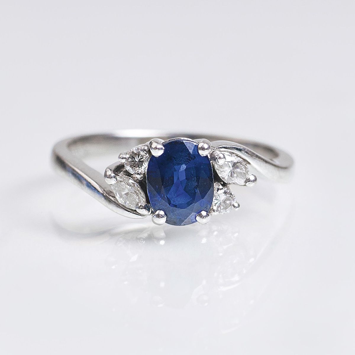 A petite Sapphire Diamond Ring