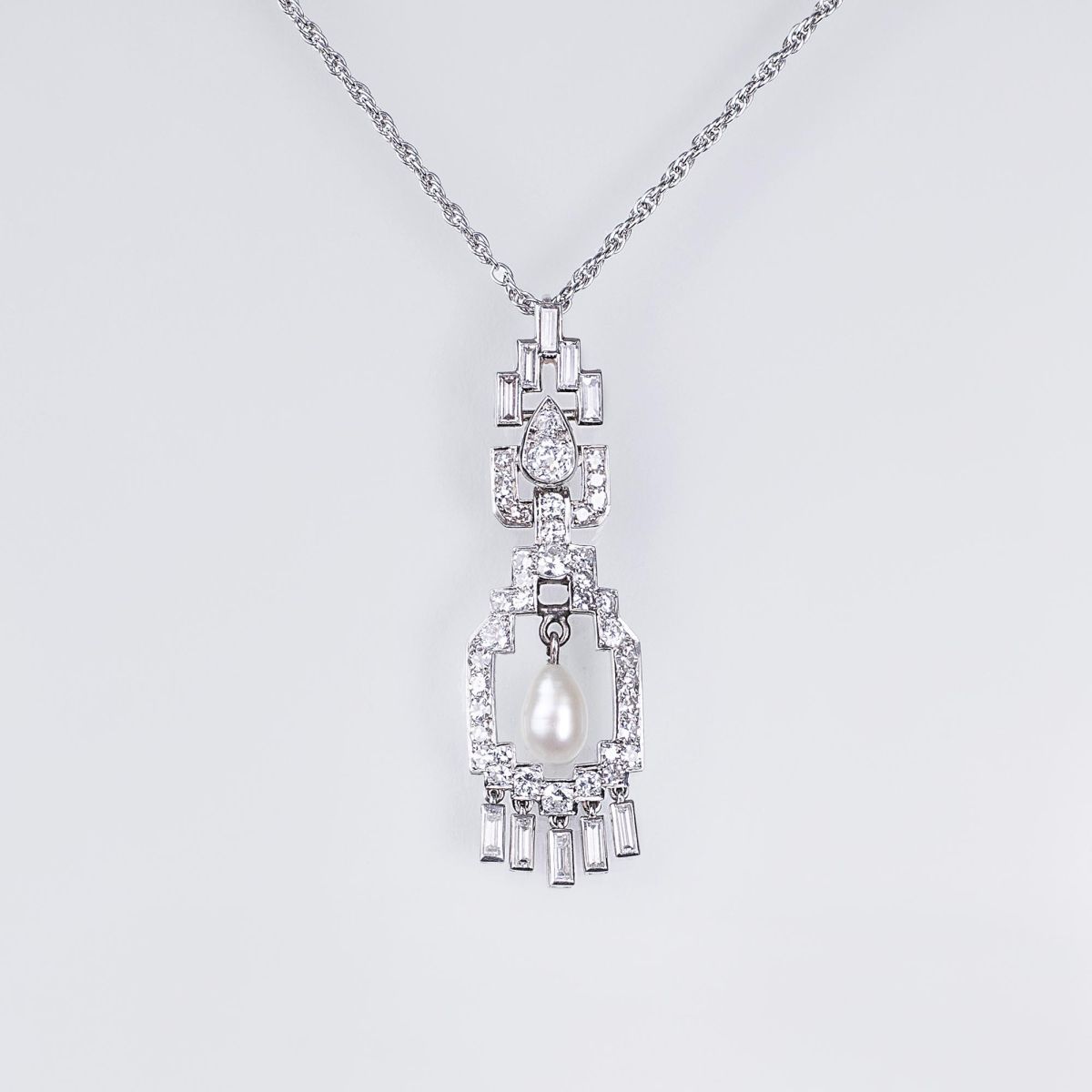 A delicate Art-déco Diamond Pearl Pendant with Necklace