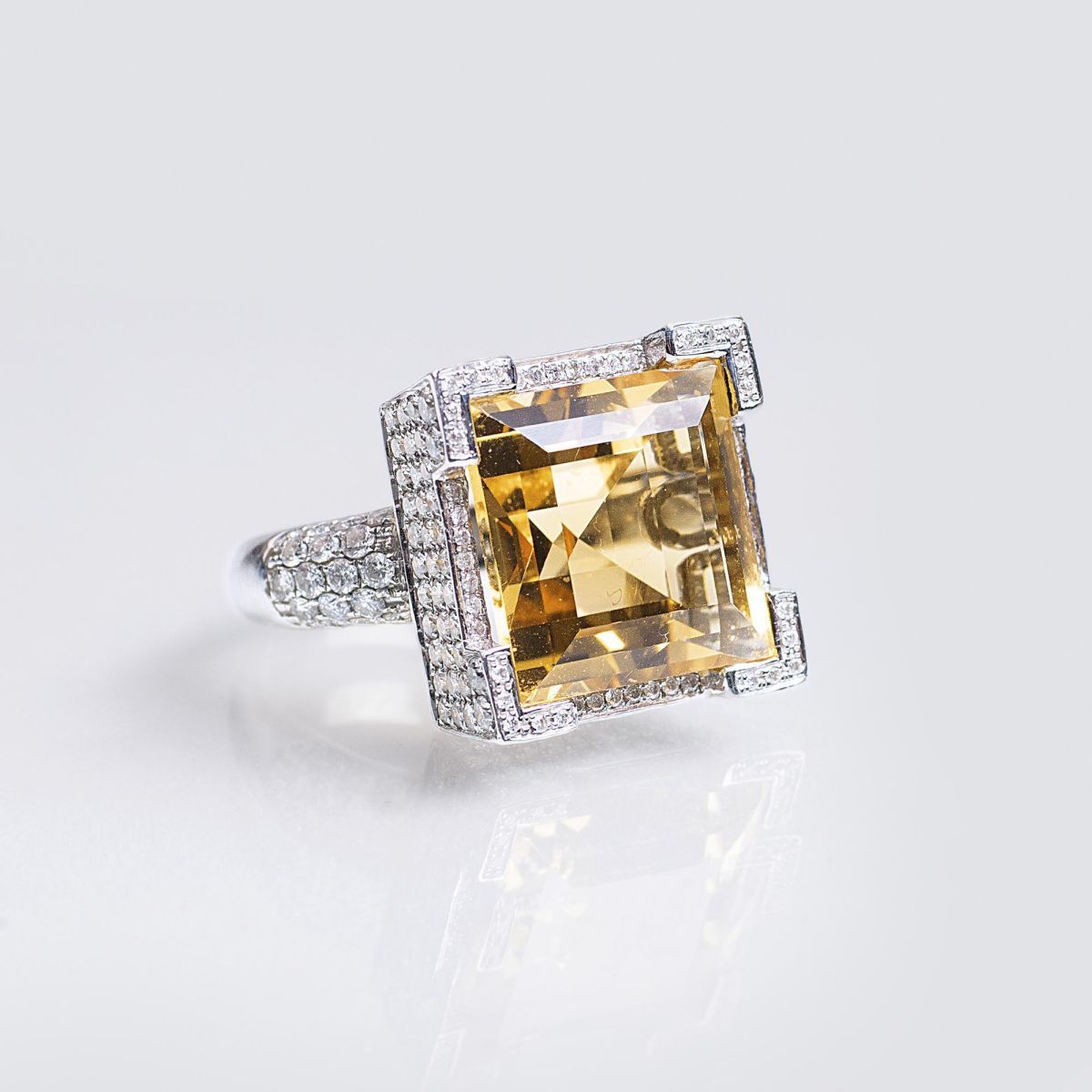 A Citrine Diamond Cocktailring A Citrine Diamond Cocktailring