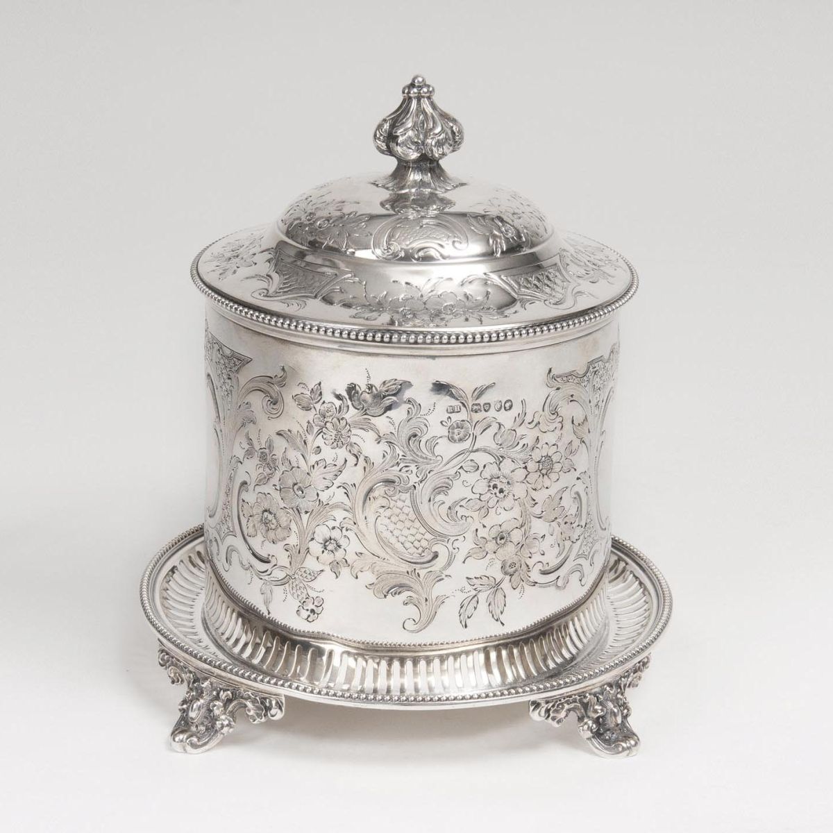 Robert Harper, gegr. in London - Viktorianische Bonbonnière mit reichem Floral-Dekor Viktorianische Bonbonnière mit reichem Floral-Dekor