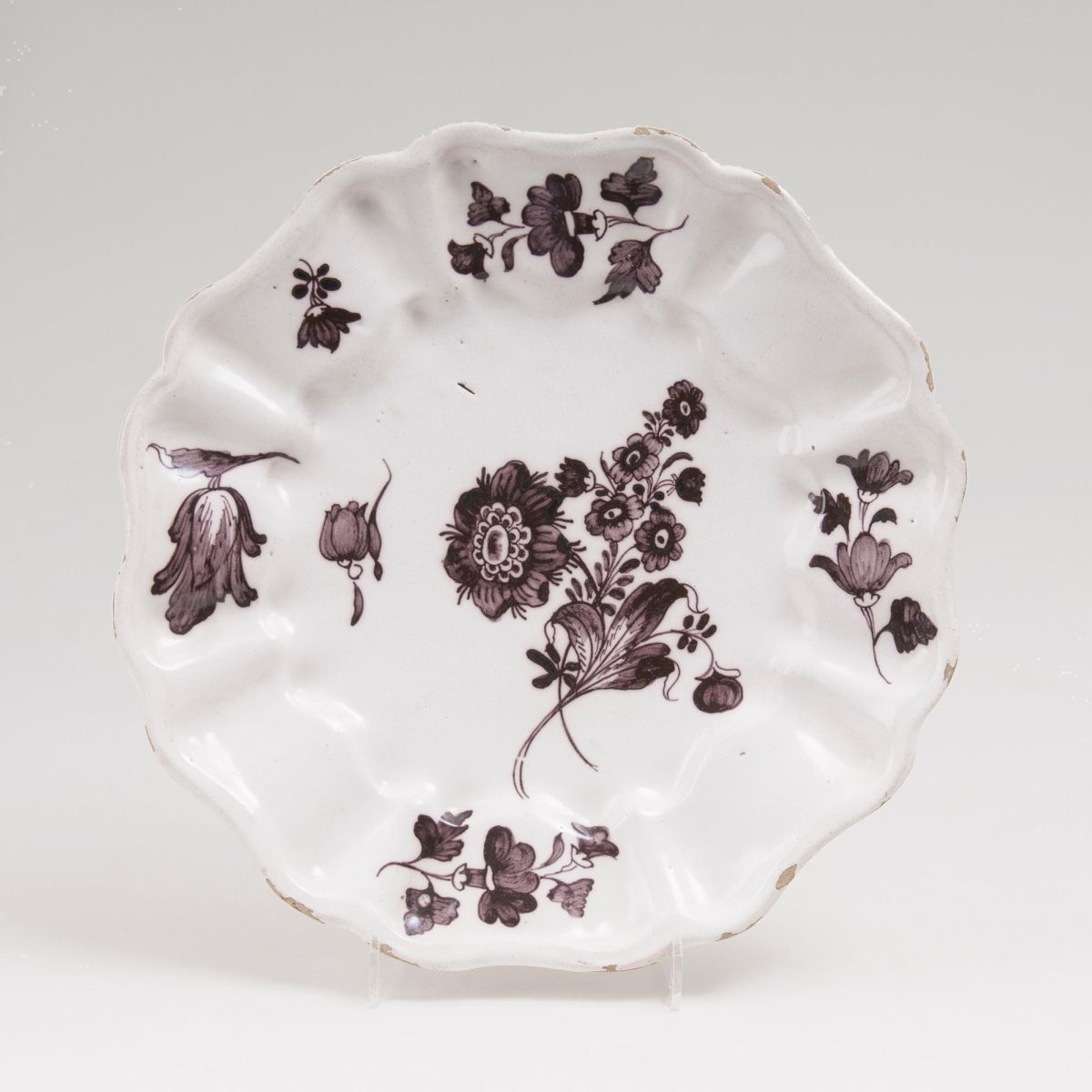 Fayence-Teller mit manganfarbener Blumenmalerei Fayence-Teller mit manganfarbener Blumenmalerei