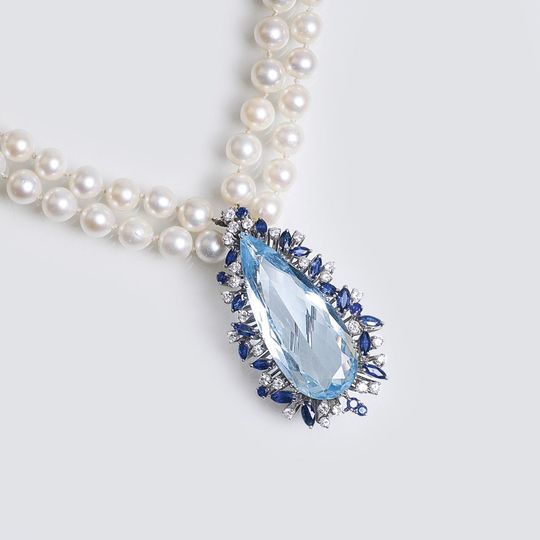 An Aquamarine Sapphire Clip Pendant with Diamonds on Pearl Necklace