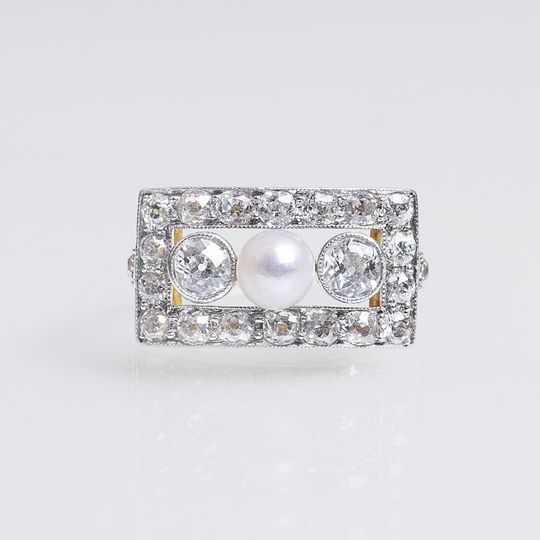 An Art-déco Ring with Old Cut Diamonds and Pearl