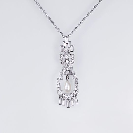 A delicate Art-déco Diamond Pearl Pendant with Necklace