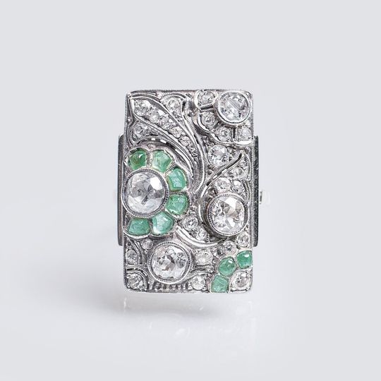 An Art-déco Ring with Old Cut Diamonds and Emeralds