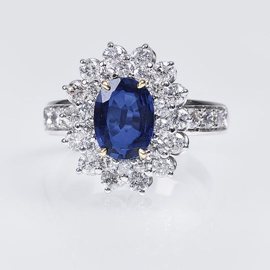 A highquality Ring with Natural Sapphire and Diamonds