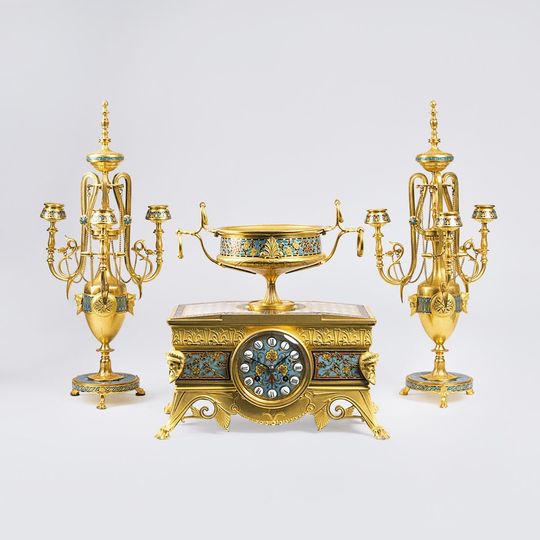 Seltene Napoléon III. Kamin-Garnitur mit hochfeinem, arabesken Cloisonné-Dekor: Pendule, Henkelschale und Paar Leuchter