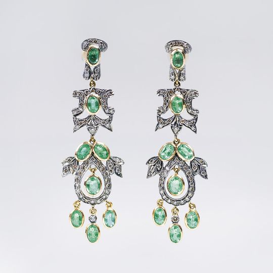 A Pair of Emerald Diamond Earpendants in Belle-Epoque Style