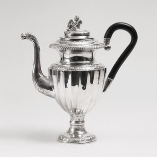 Klassizistische Kaffeekanne mit krönender Putto-Figur