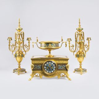 Seltene Napoléon III. Kamin-Garnitur mit hochfeinem, arabesken Cloisonné-Dekor: Pendule, Henkelschale und Paar Leuchter