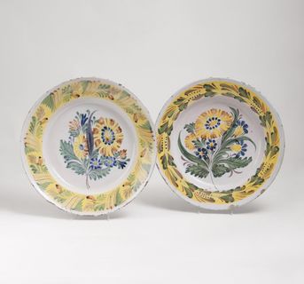 Paar großer Fayence-Platten mit Blumenbouquet