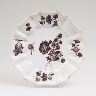 Fayence-Teller mit manganfarbener Blumenmalerei
