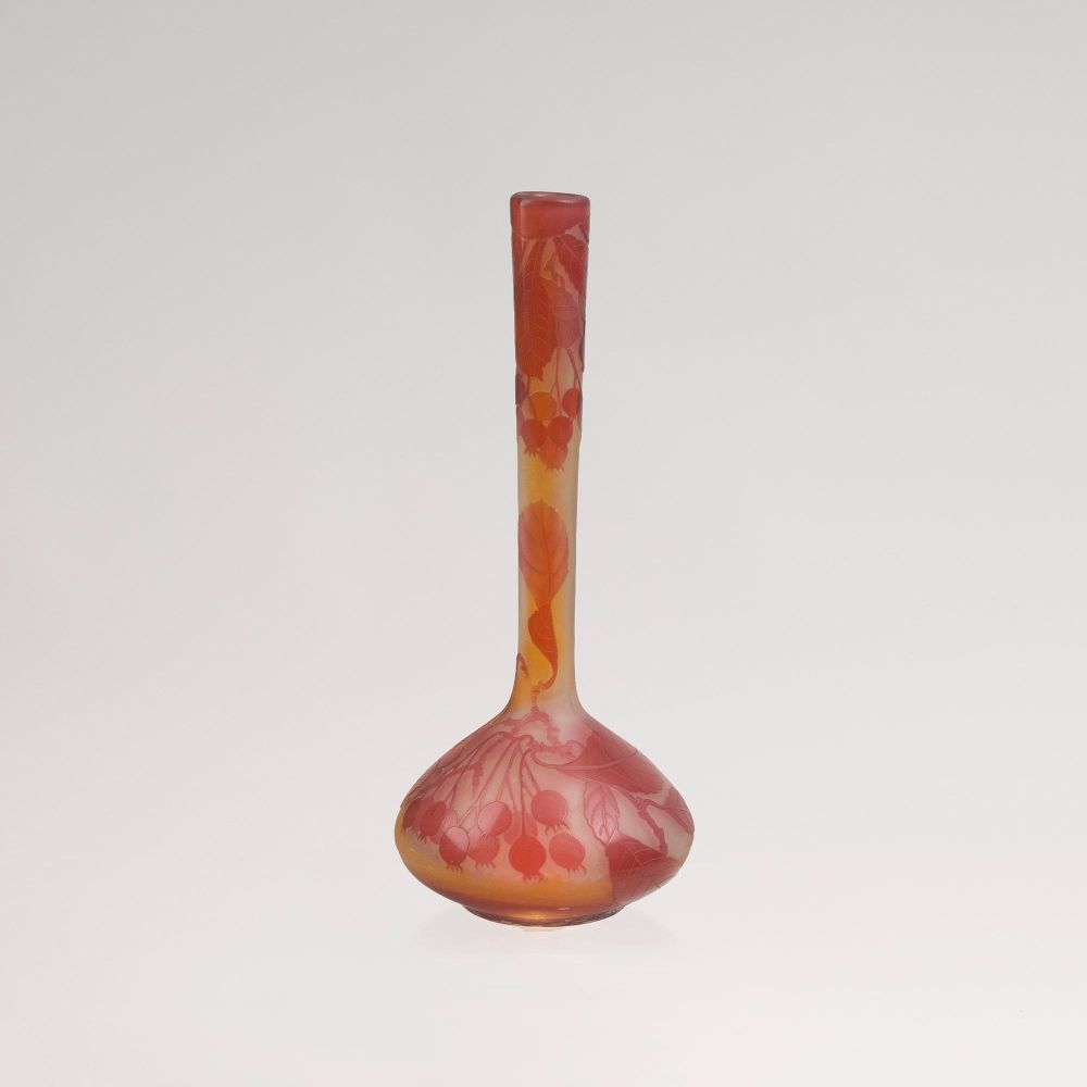 Gallé Solifleur-Vase mit Hagebutten Gallé Solifleur-Vase mit Hagebutten