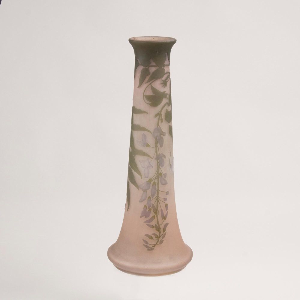 Große Gallé-Stangenvase mit Glyzinien Große Gallé-Stangenvase mit Glyzinien