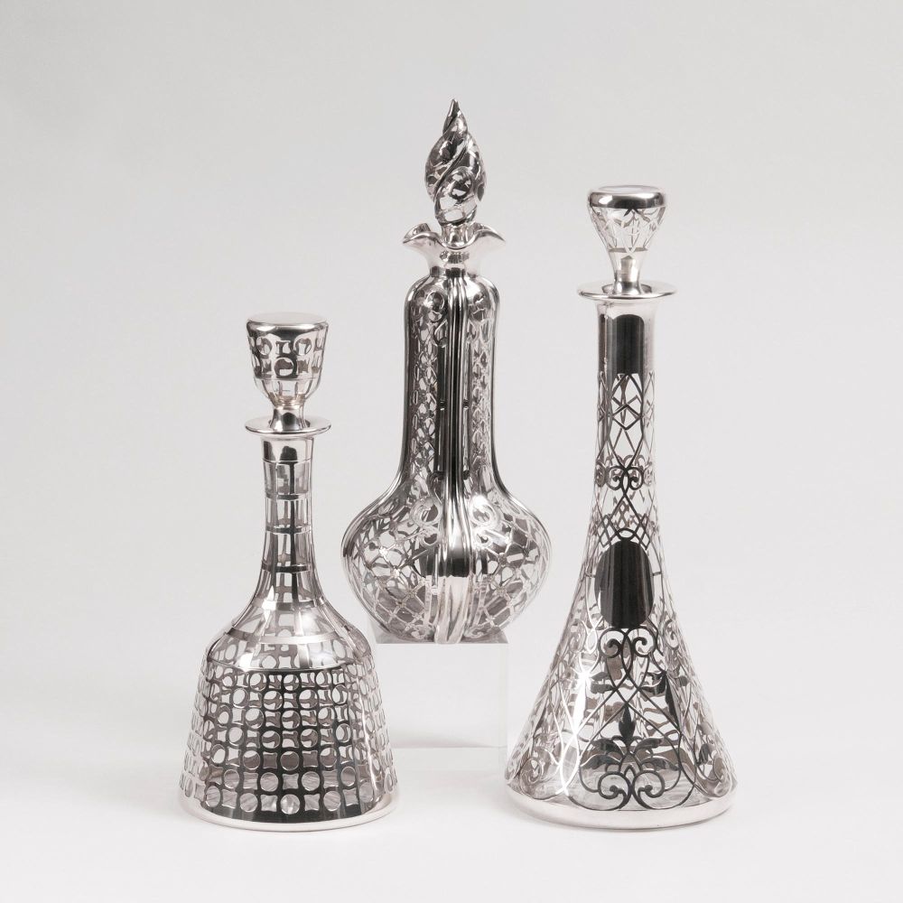 Drei Jugendstil Likör-Karaffen mit Silber-Overlay Drei Jugendstil Likör-Karaffen mit Silber-Overlay