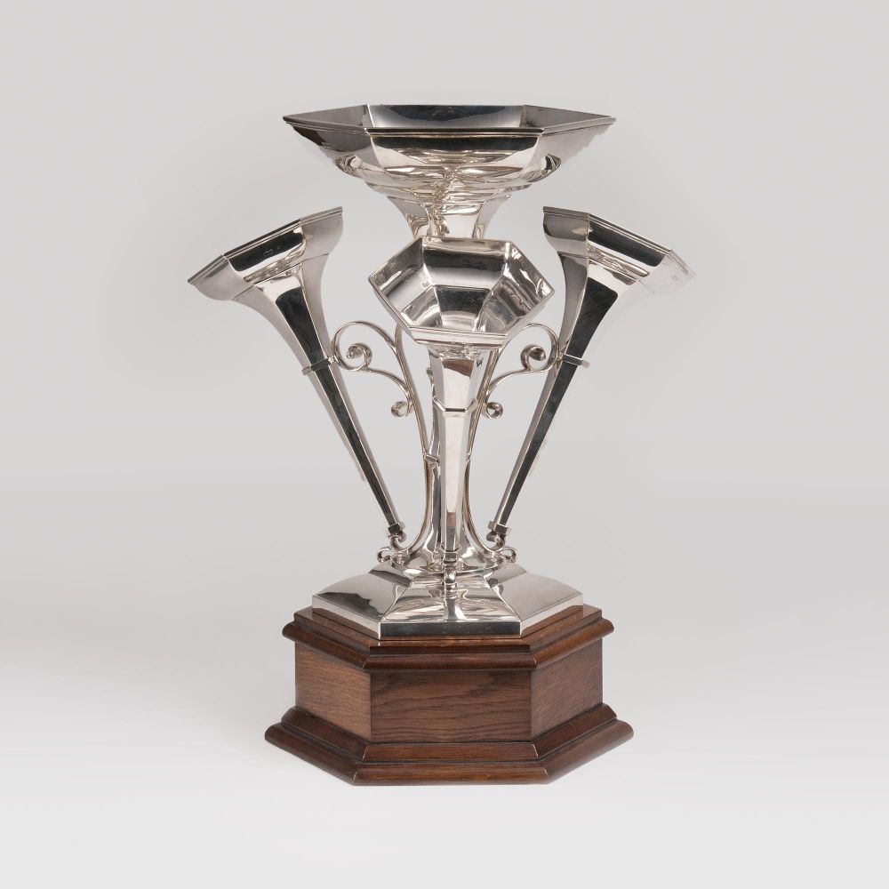 Walker & Hall, reg. 1892 - Großer Edward VII - Tafelaufsatz mit Flötenvasen Großer Edward VII - Tafelaufsatz mit Flötenvasen