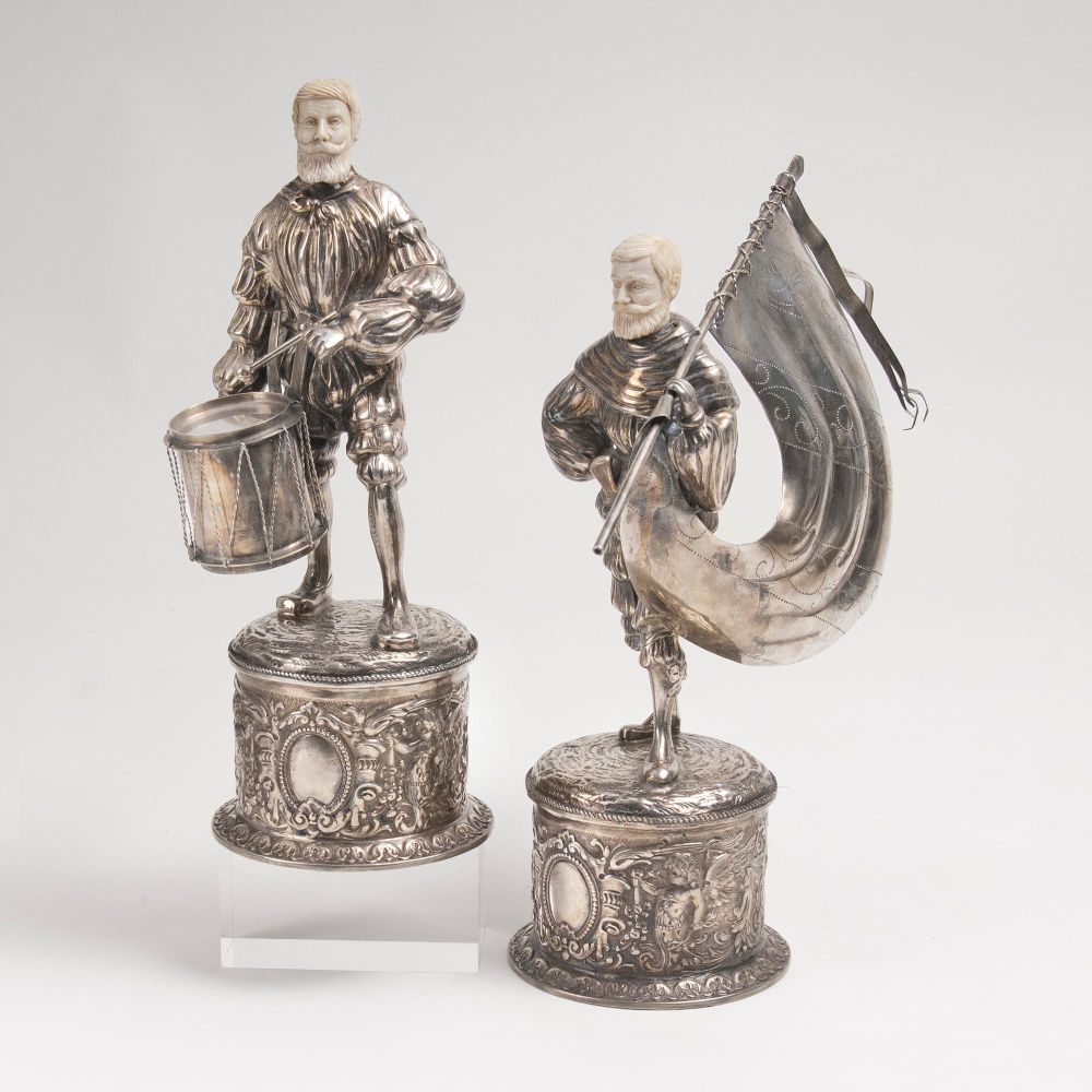 Wolf & Knell, gegr. 1887 in Hanau - Paar Silber-Figuren 'Trommler' und Fahnenträger' Paar Silber-Figuren 'Trommler' und Fahnenträger'