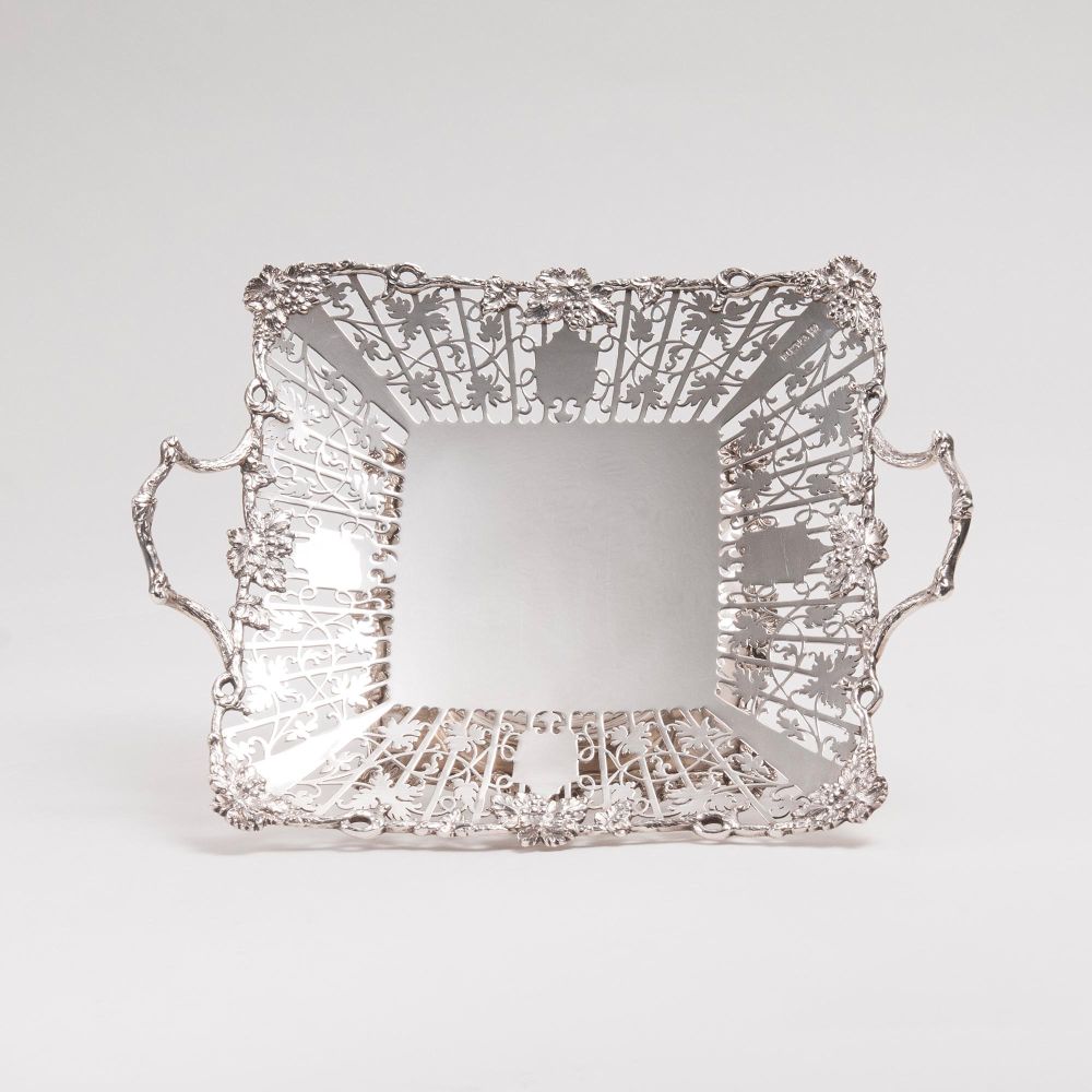 Cooper Brothers & Sons, Sheffield, reg. 1900 - Englische Fußschale mit Weinlaub-Dekor Englische Fußschale mit Weinlaub-Dekor
