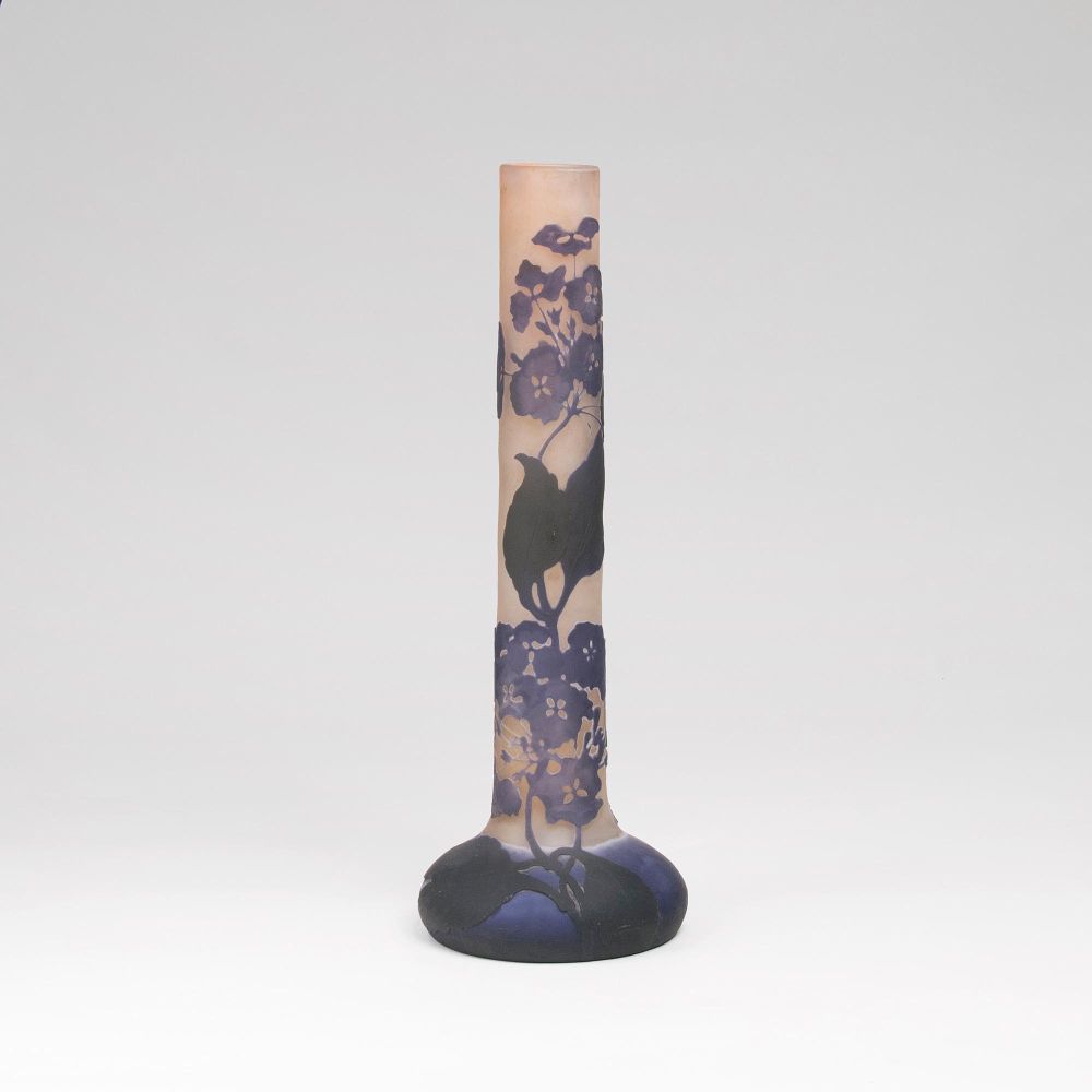 Große Gallé-Stangenvase mit Hortensien Große Gallé-Stangenvase mit Hortensien