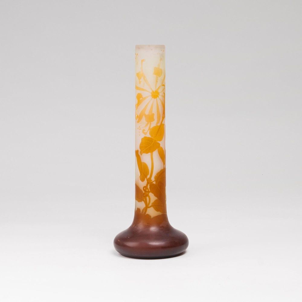 Gallé-Stangenvase mit Doldengewächs Gallé-Stangenvase mit Doldengewächs