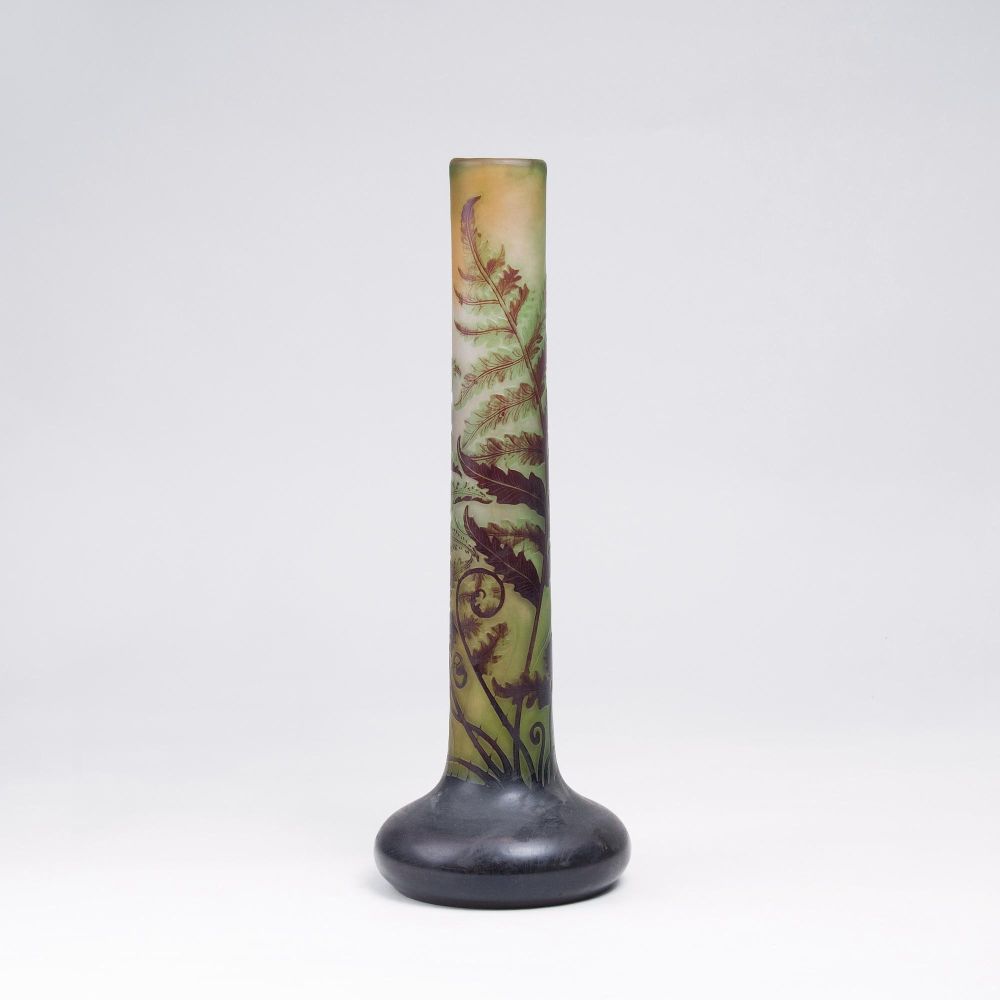 Gallé-Stangenvase mit Farnen Gallé-Stangenvase mit Farnen