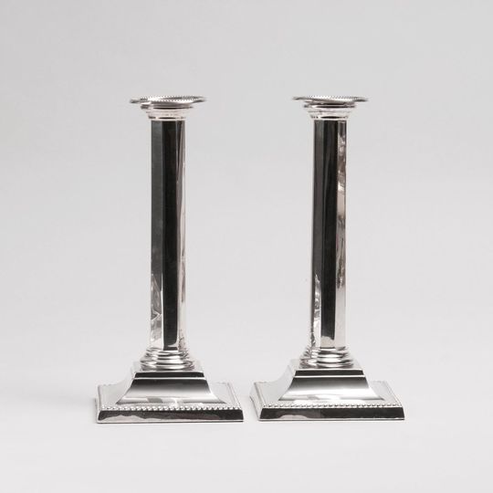 Paar englischer Kerzenhalter in Säulen-Form