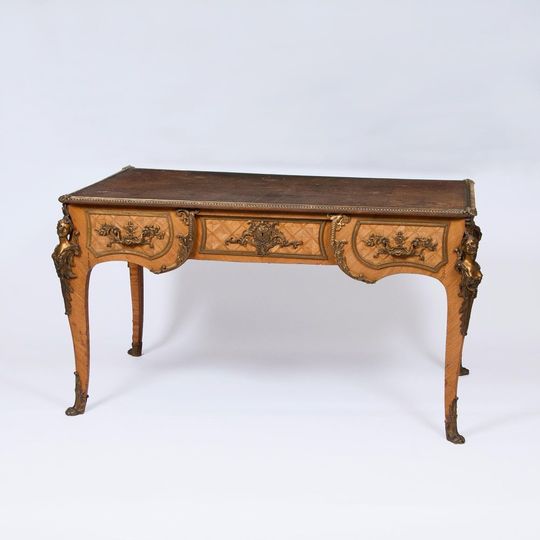 Elegantes 'Bureau Plat' im Louis XV - Stil