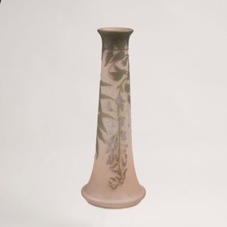 Große Gallé-Stangenvase mit Glyzinien