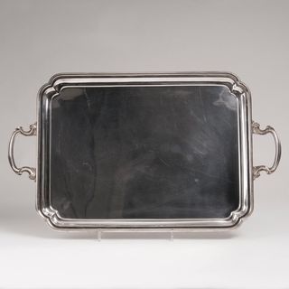 Schleissner & Söhne, gegr. 1816 in Hanau - Großes Silber-Tablett mit Voluten-Handhaben Großes Silber-Tablett mit Voluten-Handhaben