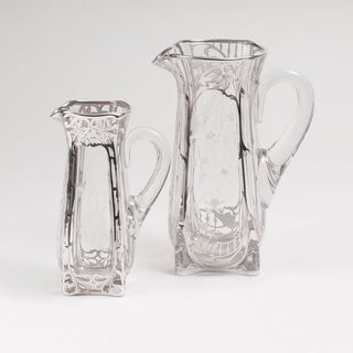 - Zwei Jugendstil-Henkelkannen mit floralem, gravierten Silber-Overlay Zwei Jugendstil-Henkelkannen mit floralem, gravierten Silber-Overlay