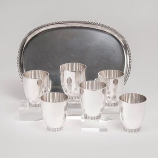 - Modernes Set von 6 Bechern auf Tablett von Wilkens und Wilhelm Binder Modernes Set von 6 Bechern auf Tablett von Wilkens und Wilhelm Binder