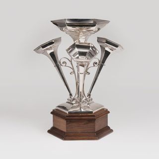 Walker & Hall, reg. 1892 - Großer Edward VII - Tafelaufsatz mit Flötenvasen Großer Edward VII - Tafelaufsatz mit Flötenvasen