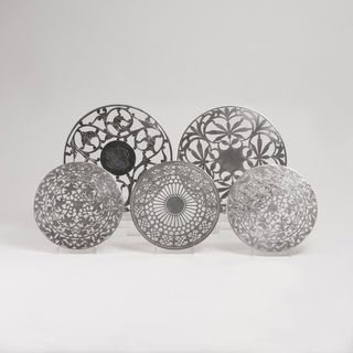 - Fünf große Untersetzer mit floraler Silber-Auflage, u.a. von Tiffany Fünf große Untersetzer mit floraler Silber-Auflage, u.a. von Tiffany