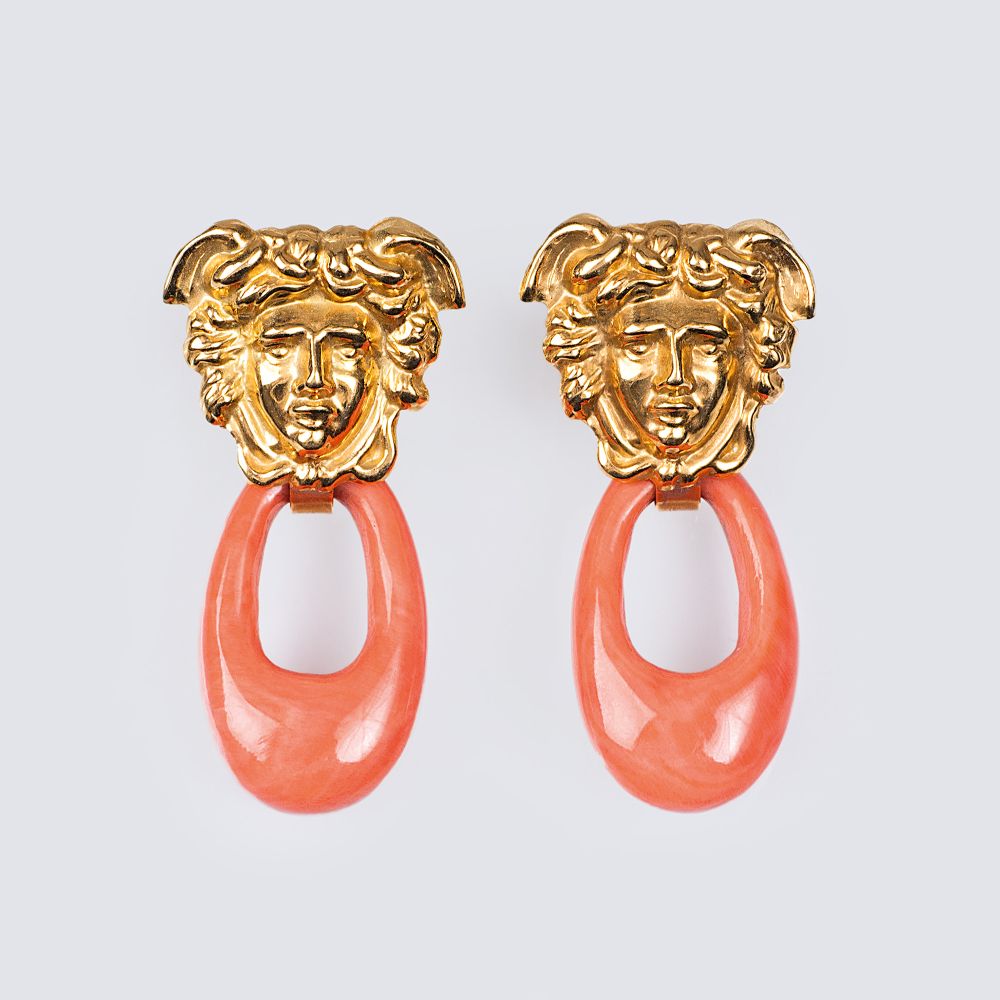 A Pair of Coral Gold Earpendants 'Medusa Rondanini'