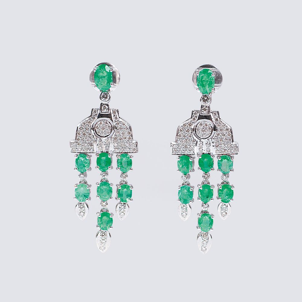 A Pair of Emerald Diamond Earpendants in Art-déco Style
