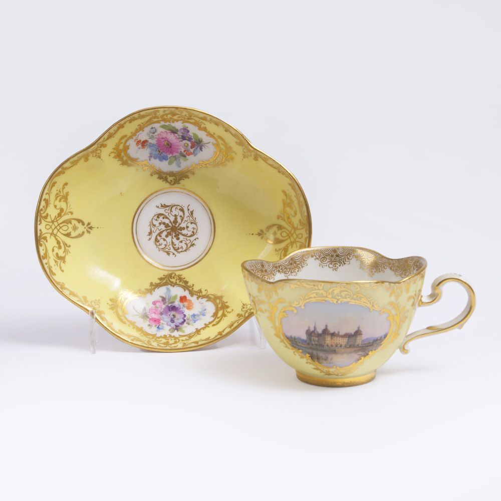 Vierpassige Tasse mit  Ansicht von Schloss Moritzburg vor Gelbfond