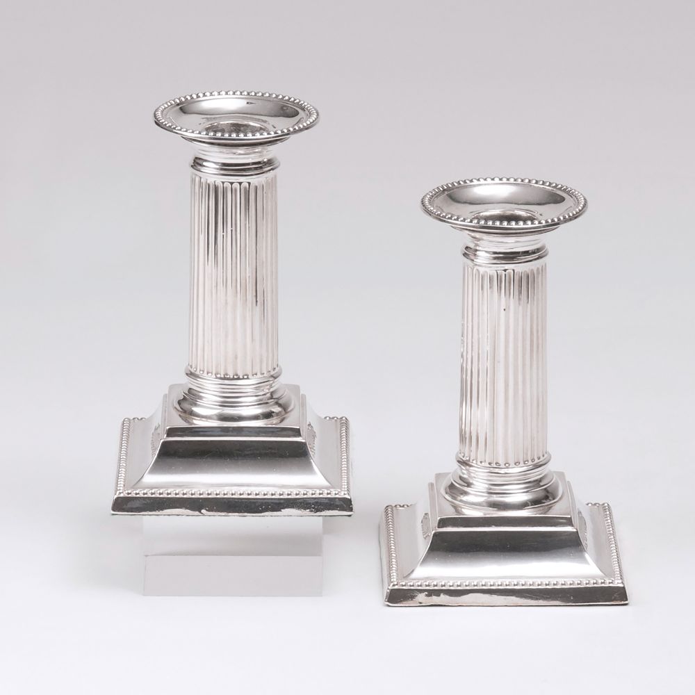 Paar kleiner George V. Säulen-Tischleuchter