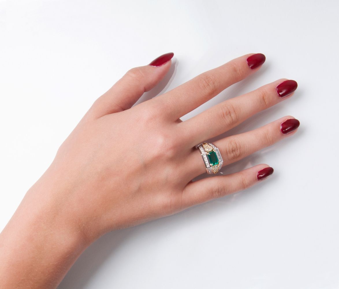 A highquality Emerald Diamond Ring - image 2
