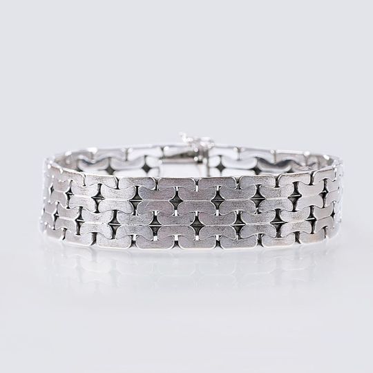 A modern White Gold Bracelet