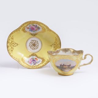 Vierpassige Tasse mit  Ansicht von Schloss Moritzburg vor Gelbfond