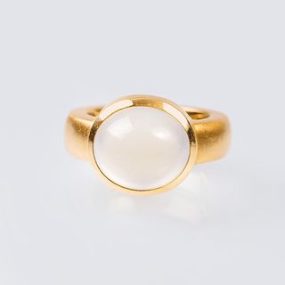 A modern Gold Ring with Moonstone