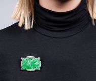 Art-déco Jade-Brosche mit Diamanten und Rubinen - Bild 2