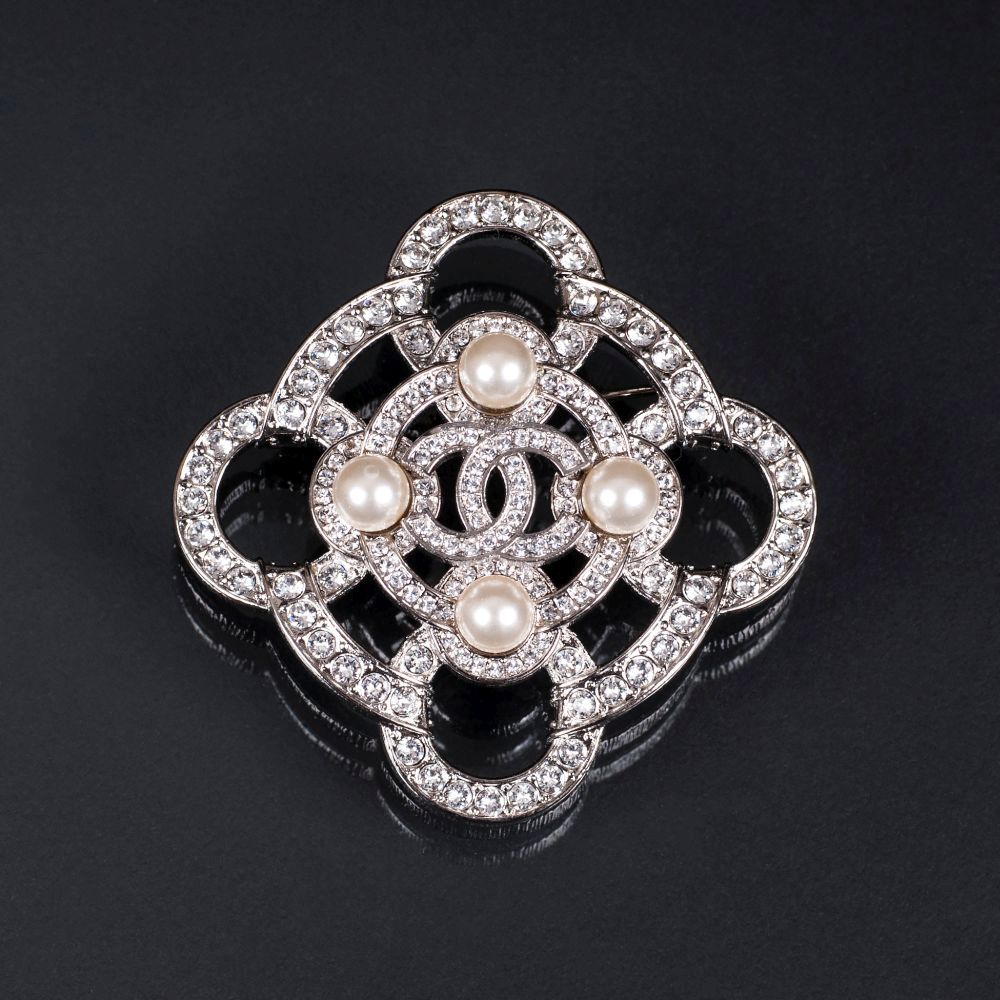 A Strass Faux Pearl CC Brooch