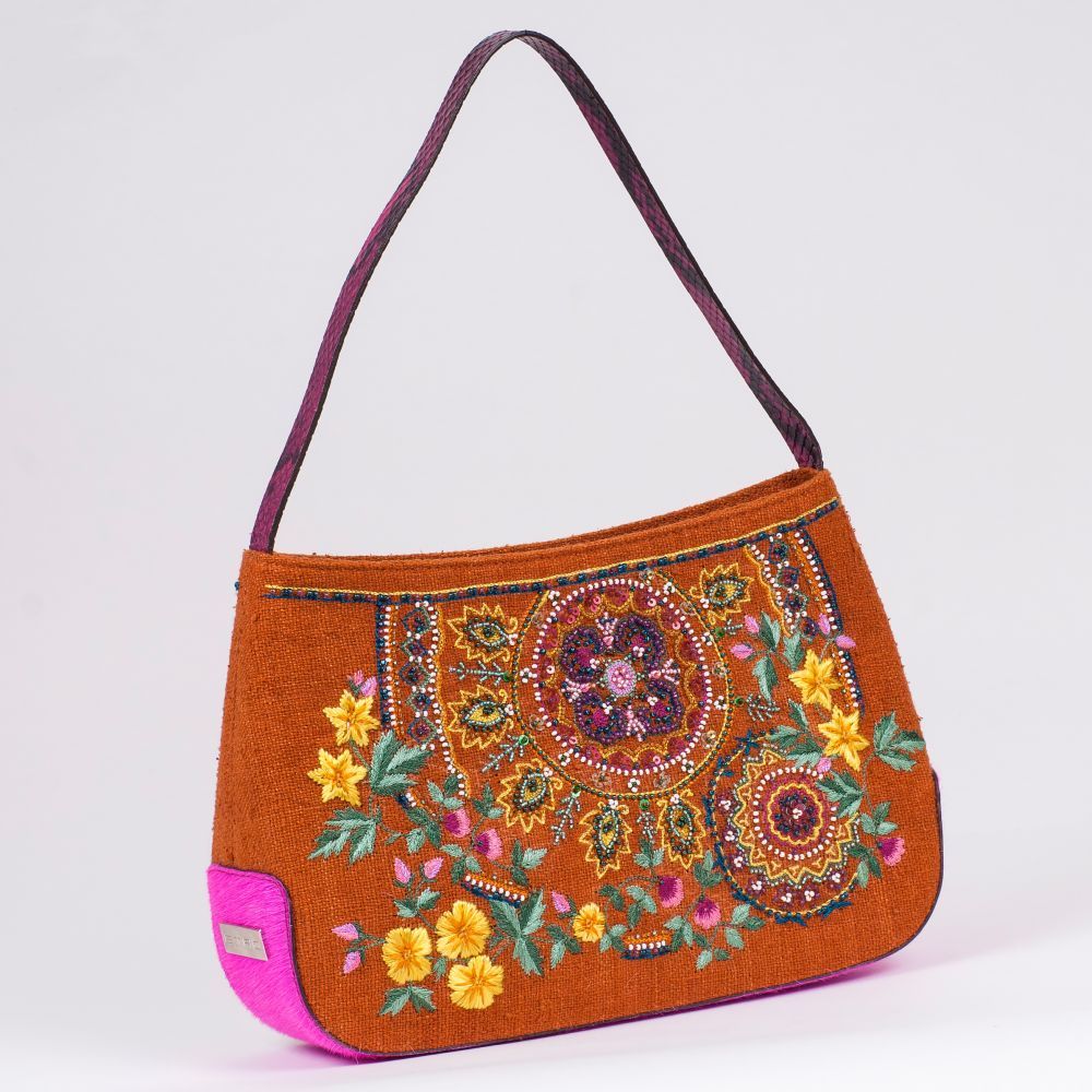 Kleine Shoulder Bag mit Blütenstickerei